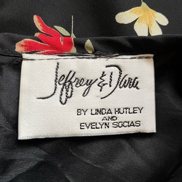 Jeffery & Dara plus size short sleeve floral dress - Picture 6 of 9